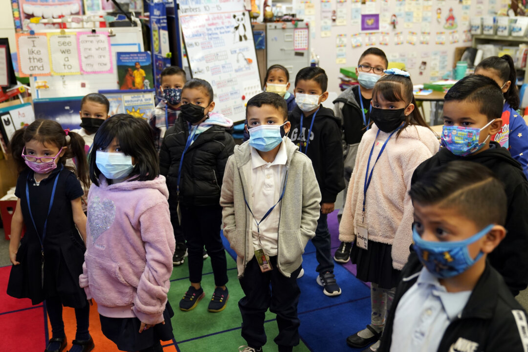 Kindergarteners wear masks while listening to their teacher amid the COVID-19 pandemic at Washington Elementary School in Lynwood, Calif., on Jan. 12, 2022. (Marcio Jose Sanchez/AP Photo)