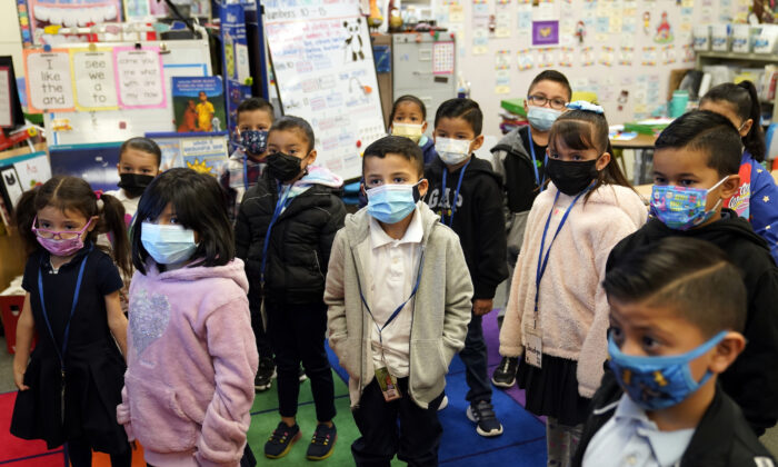 Kindergarteners wear masks while listening to their teacher amid the COVID-19 pandemic at Washington Elementary School in Lynwood, Calif., on Jan. 12, 2022. (Marcio Jose Sanchez/ AP Photo)