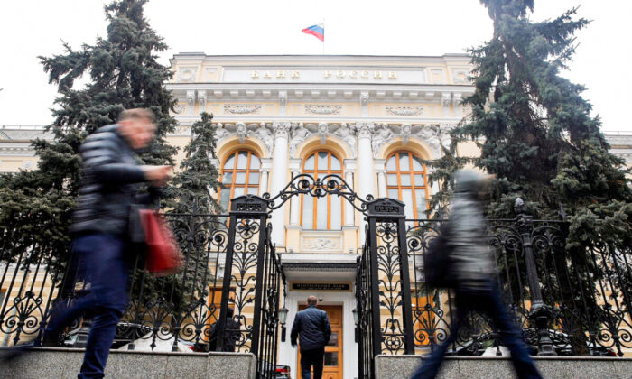 2019 年 2 月 11 日，人们走过俄罗斯莫斯科的中央银行总部。（Maxim Shemetov/路透社）