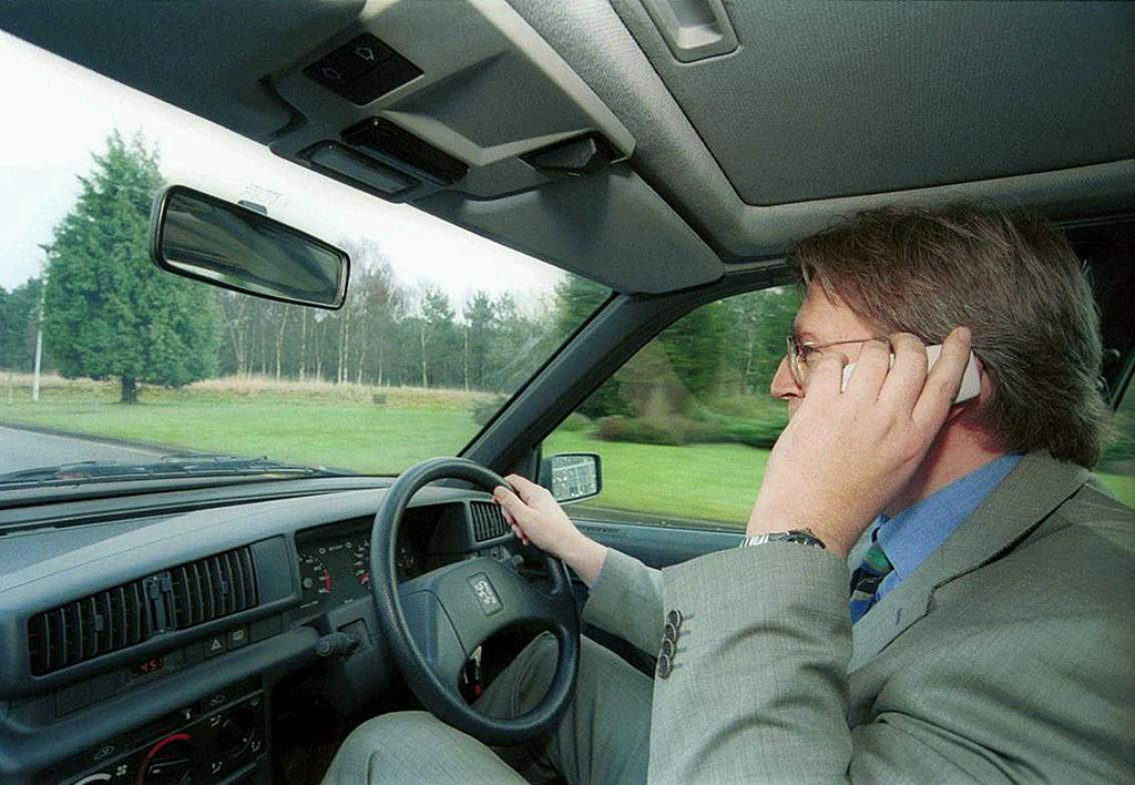 Fatal Distraction as Drivers Prioritise Phones over Safety - Vimarsana News