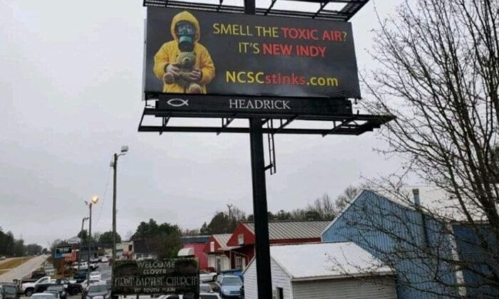 2022 年，NCSCStinks 竞选广告牌抗议南卡罗来纳州卡托巴的 New-Indy 箱板纸厂发出的恶臭。图片由 Kerri Bishop 提供。