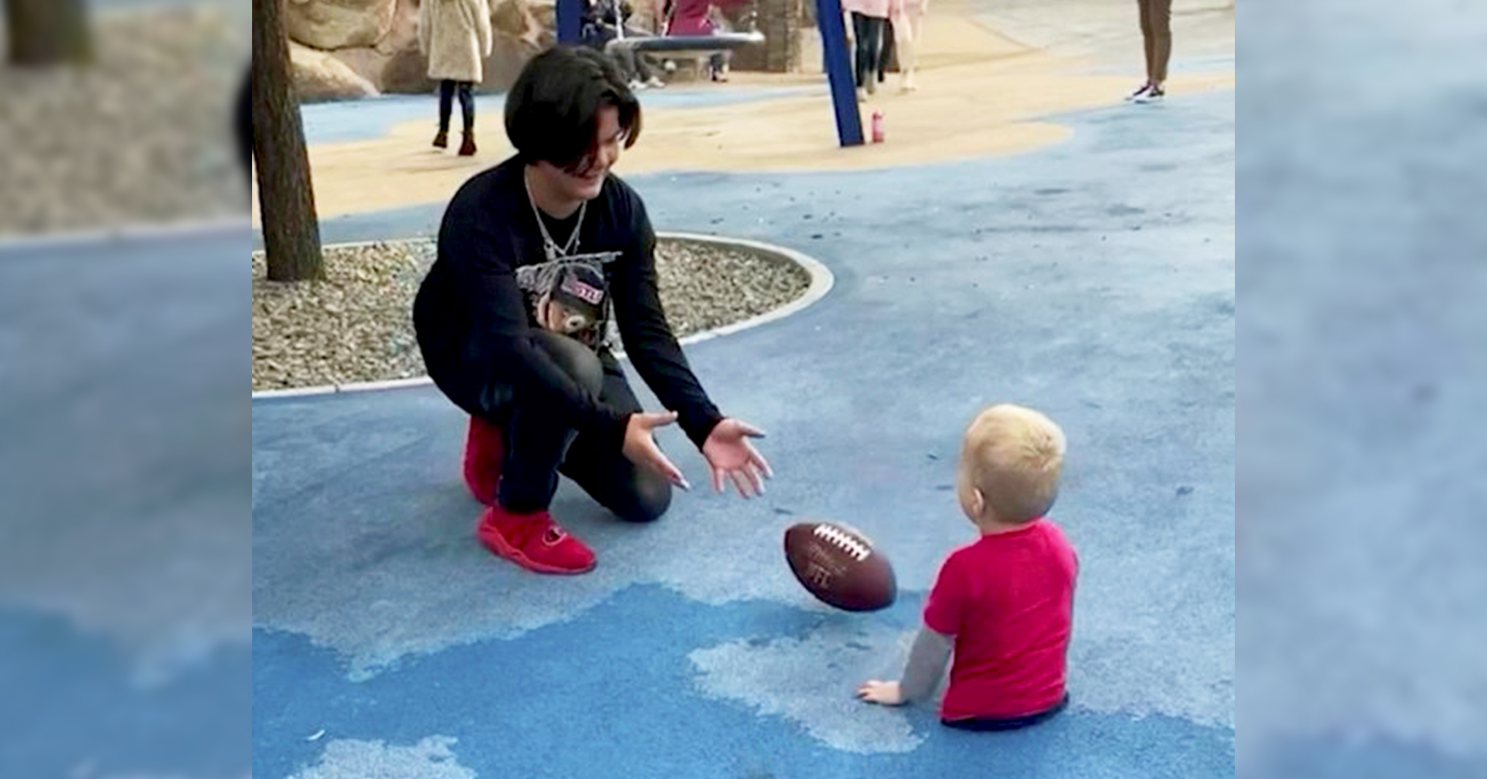 Adorable Moment Teen Invites Toddler With No Legs to Join in His Game of Catch - Vimarsana News