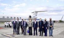 Former Top US Defense Officials Arrive in Taiwan Amid Russia-Ukraine War