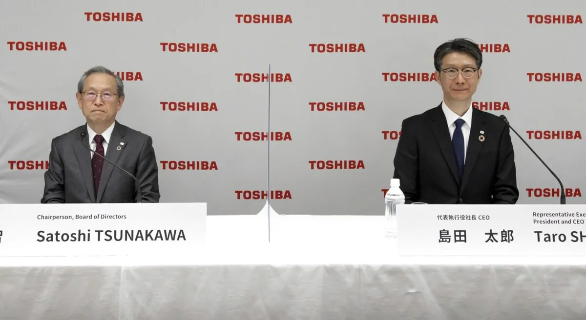 New Toshiba Chief Executive Officer Taro Shimada (R) and current Chief Executive Satoshi Tsunakawa (L) attend an online press conference in Tokyo on March 1, 2022. (Toshiba Corporation via AP)