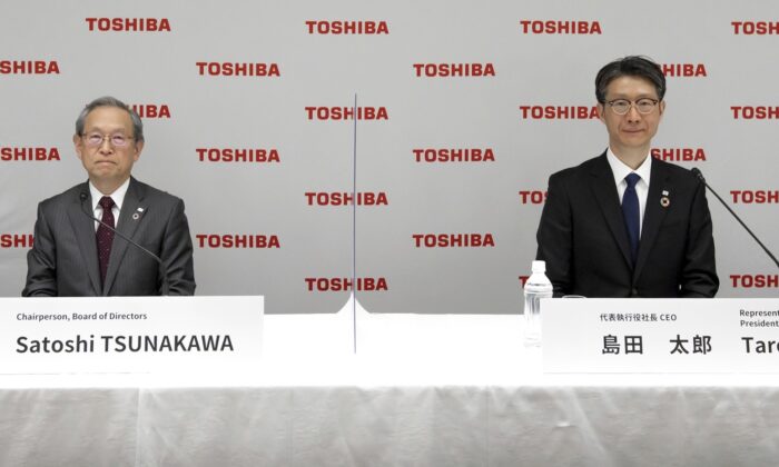 New Toshiba Chief Executive Officer Taro Shimada (R) and current Chief Executive Satoshi Tsunakawa (L) attend an online press conference in Tokyo on March 1, 2022. (Toshiba Corporation via AP)