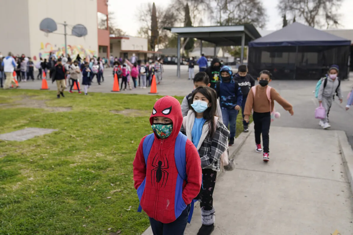 Students walk to class at Washington Elementary School in Lynwood, Calif. on Jan. 12, 2022. (Marcio Jose Sanchez/AP Photo)