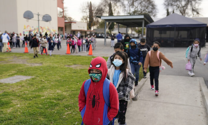 Students walk to class at Washington Elementary School in Lynwood, Calif. on Jan. 12, 2022. (Marcio Jose Sanchez/AP Photo)