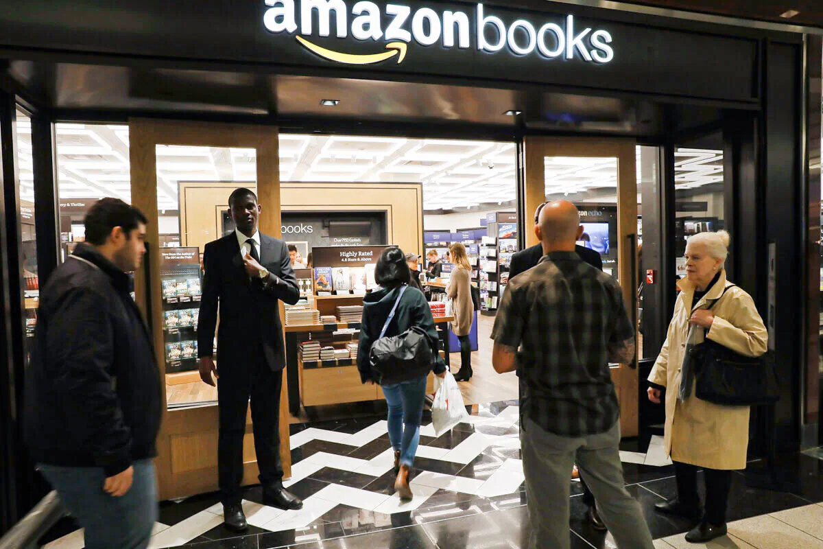People enter the Amazon Books in New York City on May 25, 2017.  (Spencer Platt/Getty Images)