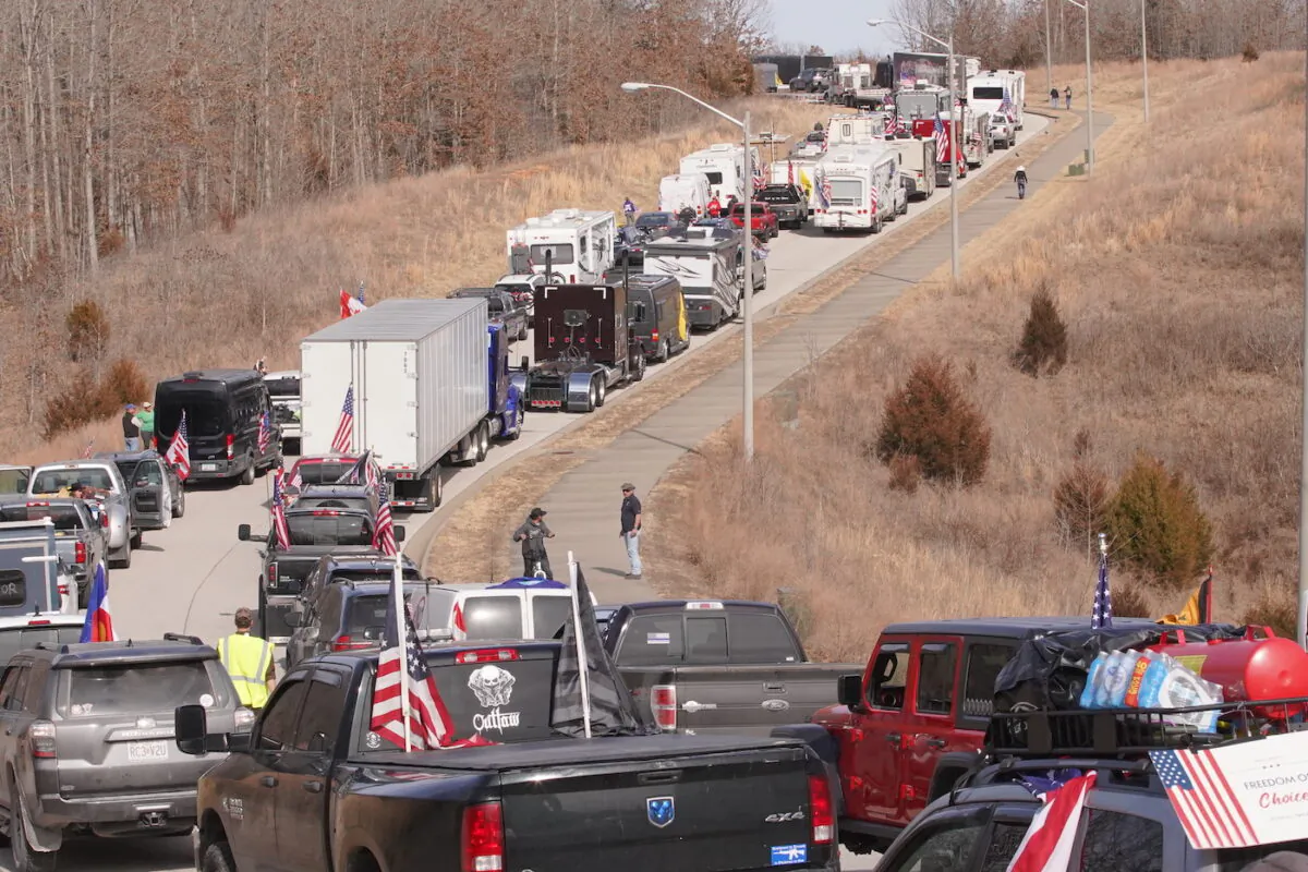 Trucks and vehicles of the People's Convoy on their way to a highway in Missouri, on Feb. 28, 2022. (Enrico Trigoso/The Epoch Times)