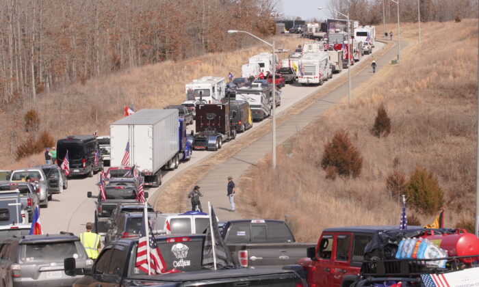 Trucks and vehicles of the People's Convoy on their way to a highway in Missouri, on Feb. 28, 2022. (Enrico Trigoso/The Epoch Times)