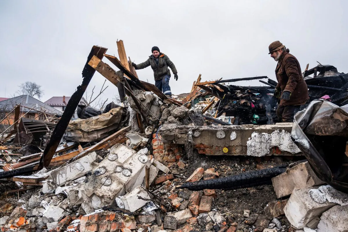 Local residents remove debris of a residential building destroyed by shelling amid Russia's invasion of Ukraine in Zhytomyr, Ukraine on March 2, 2022. (Viacheslav Ratynskyi/Reuters)