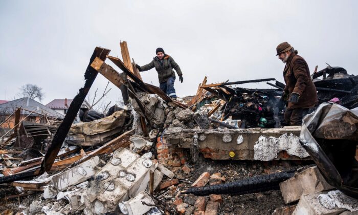 Local residents remove debris of a residential building destroyed by shelling amid Russia's invasion of Ukraine in Zhytomyr, Ukraine on March 2, 2022. (Viacheslav Ratynskyi/Reuters)