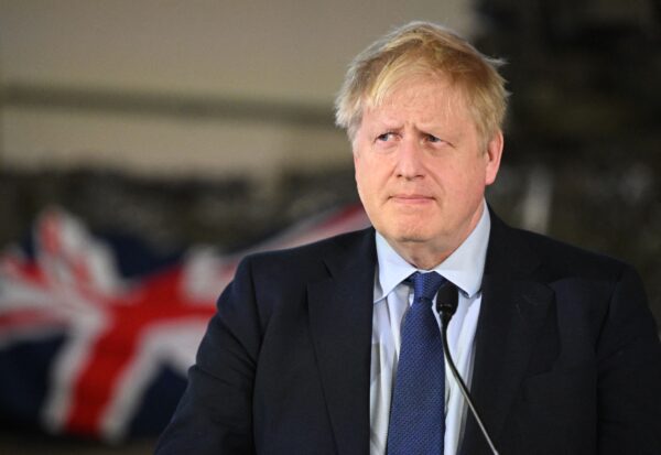 Thủ tướng Anh Boris Johnson phát biểu trong cuộc họp báo chung với Thủ tướng Estonia và Tổng thư ký NATO tại Căn cứ quân đội Tapa ở Tallinn, Estonia, vào ngày 1/3/2022. (Leon Neal / Pool / AFP via Getty Images)