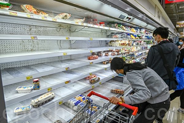 People are stocking up food in a Supermarket in Un Chau Street  in Cheung Sha Wan, Hong Kong on Feb. 28, as they face the possibility of a city-wide lockdown. (Song Bilong/ The Epoch Times)