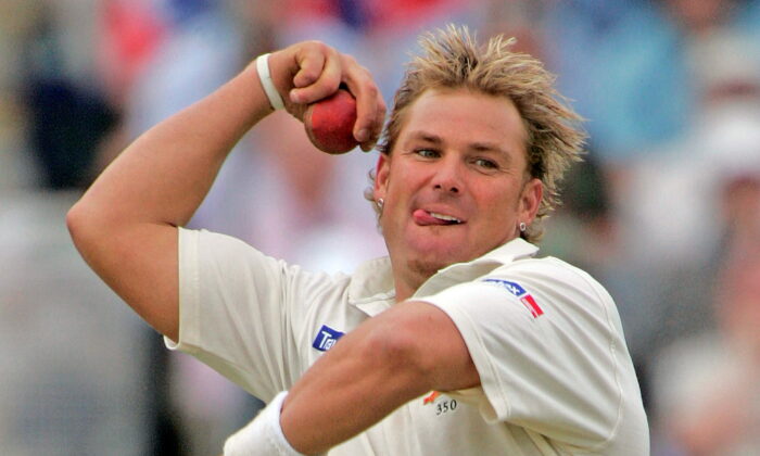 Australia's Shane Warne bowls to England's Matthew Hoggard on the first day of the second Ashes test at Edgbaston in Birmingham, central England, on Aug. 4, 2005. (Ian Hodgson/File Photo/Reuters)