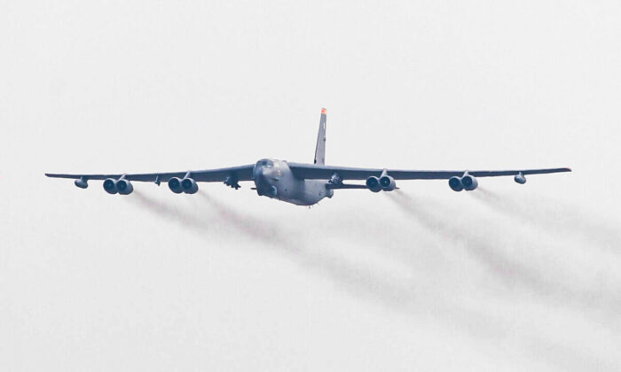 Amerikai B-52-es bombzk replnek az Ukrajnval hatros orszgban