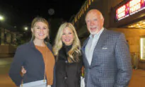 Author of ‘Chicken Soup’ Books Connects With Shen Yun