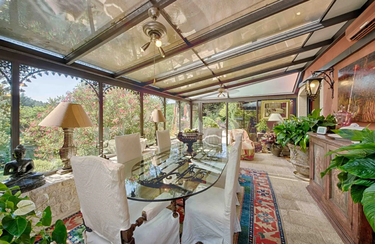 The use of fine materials, furnishings, vibrant colors, and connectedness to the lush outdoors serves to further differentiate the home. (Courtesy of the owner & Carlton International)