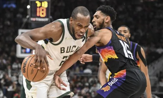 NBA Roundup: Khris Middleton Nets 44 as Bucks Defeat Suns