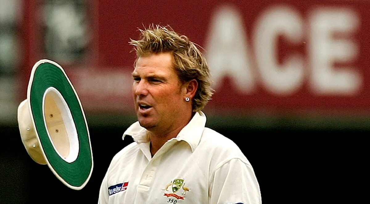 Australia's Shane Warne juggles his hat at Lord's cricket ground in London, on July 23, 2005. (Kieran Doherty/Reuters)