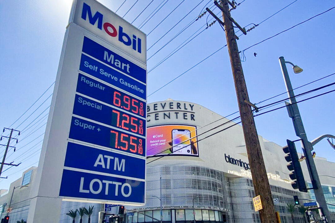 81 Percent of Americans Worried About Recession in 2022: Survey