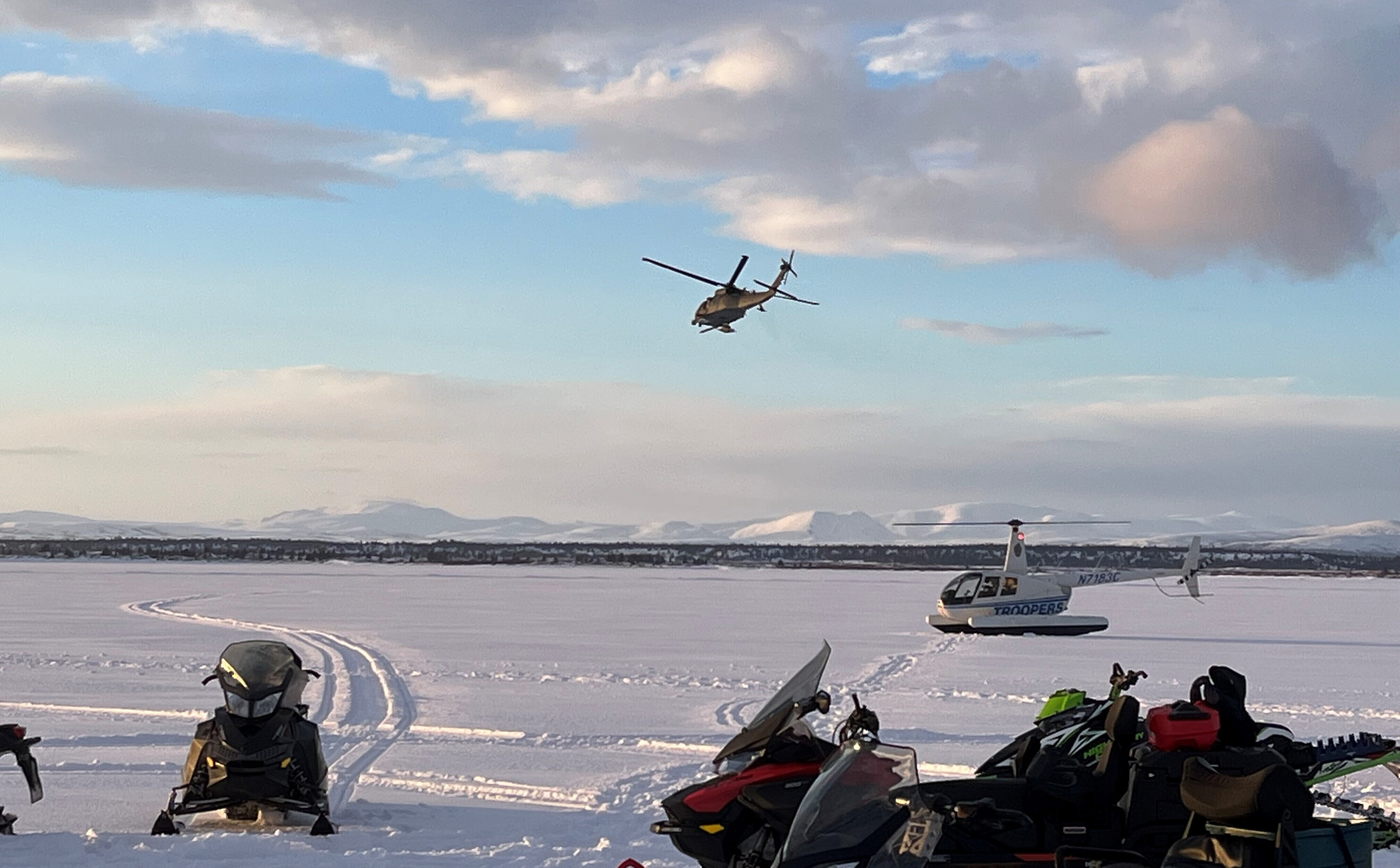 Small Plane Crashes on Frozen Alaska Lake, Injuring 5 People - Vimarsana News