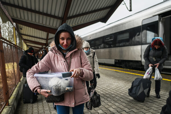 Một người phụ nữ mang theo một con thỏ cưng khi rời khỏi chuyến tàu đến từ Kyiv tại ga xe lửa chính Przemysl vào ngày 23/2/2022, ở Ba Lan. (Ảnh Getty Images)