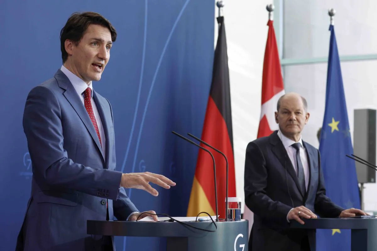 German Chancellor Olaf Scholz, right, and Canadian Prime Minister Justin Trudeau address a press conference at the Chancellery in Berlin after talks on March 9, 2022. (AP/Odd Andersen)