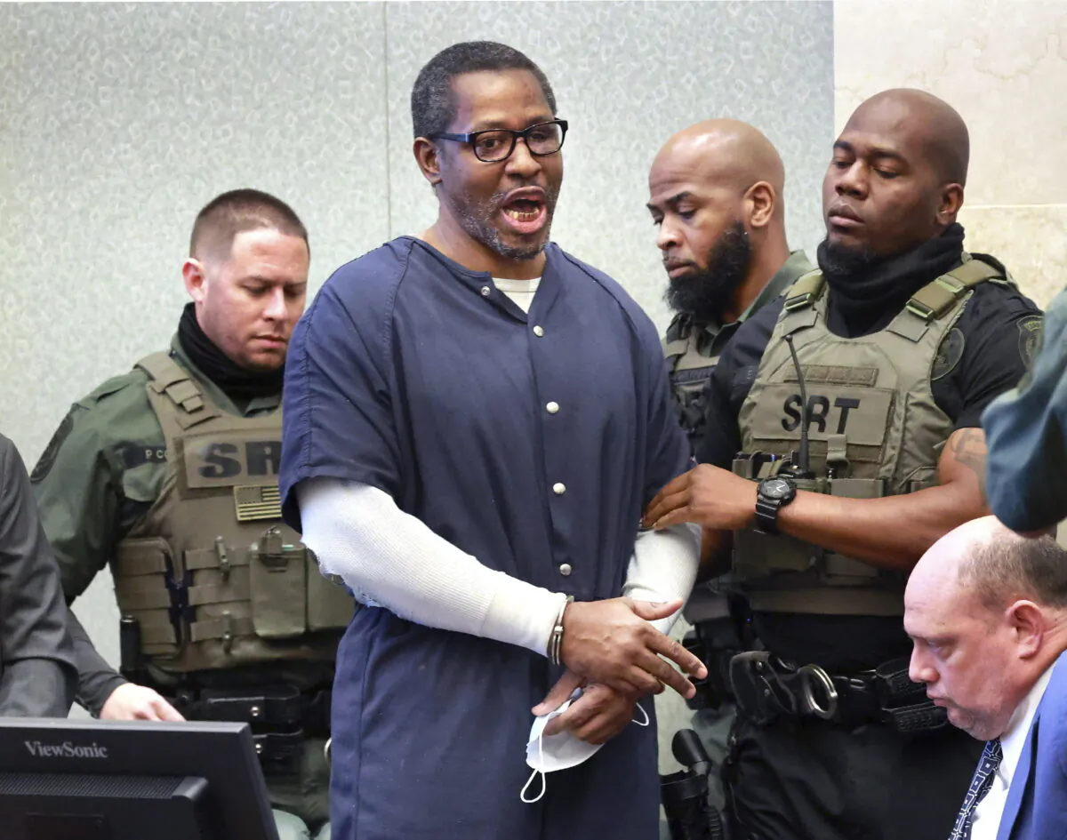 Markeith Loyd, convicted of killing Orlando police Lt. Debra Clayton in 2017, shouts at the gallery as deputies remove him from the courtroom after he was sentenced to death in Orange County circuit court in Orlando, on March 3, 2021. (Joe Burbank/Orlando Sentinel via AP)