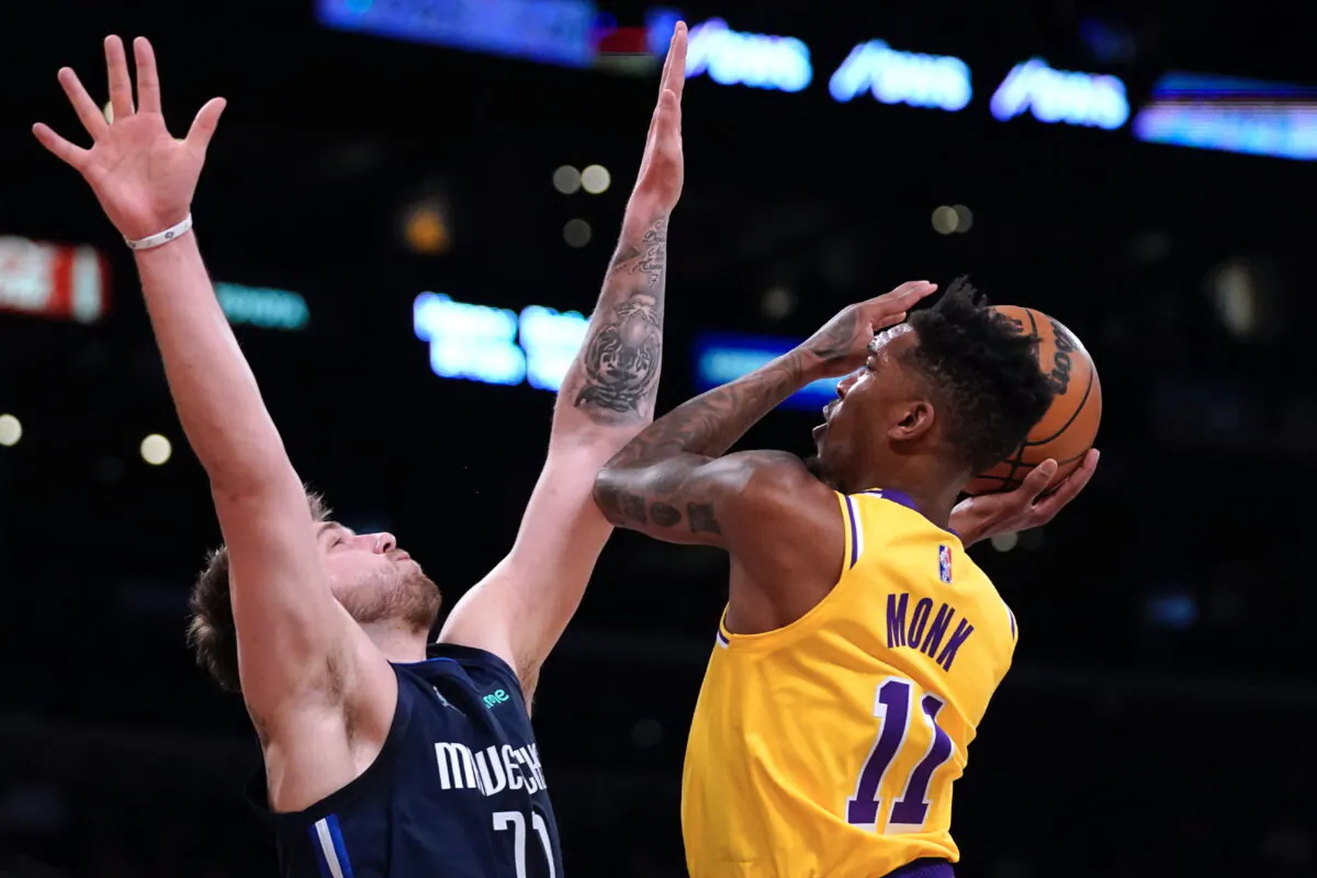Los Angeles Lakers guard Malik Monk (R) shoots as Dallas Mavericks guard Luka Doncic defends during the first half of an NBA basketball game in Los Angeles, on March 1, 2022. (Mark J. Terrill/AP Photo)