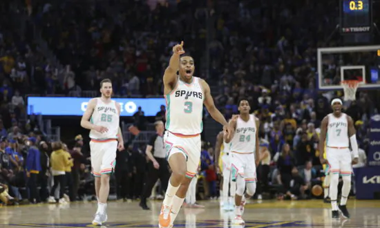 Johnson Scores Off Missed FT, Spurs Beat Curry-Less Warriors