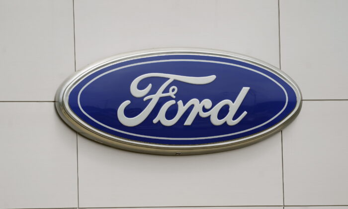 2021 年 7 月 27 日，在北卡罗来纳州格雷厄姆的 Country Ford 的标牌上可以看到福特徽标。（Gerry Broome/美联社照片）