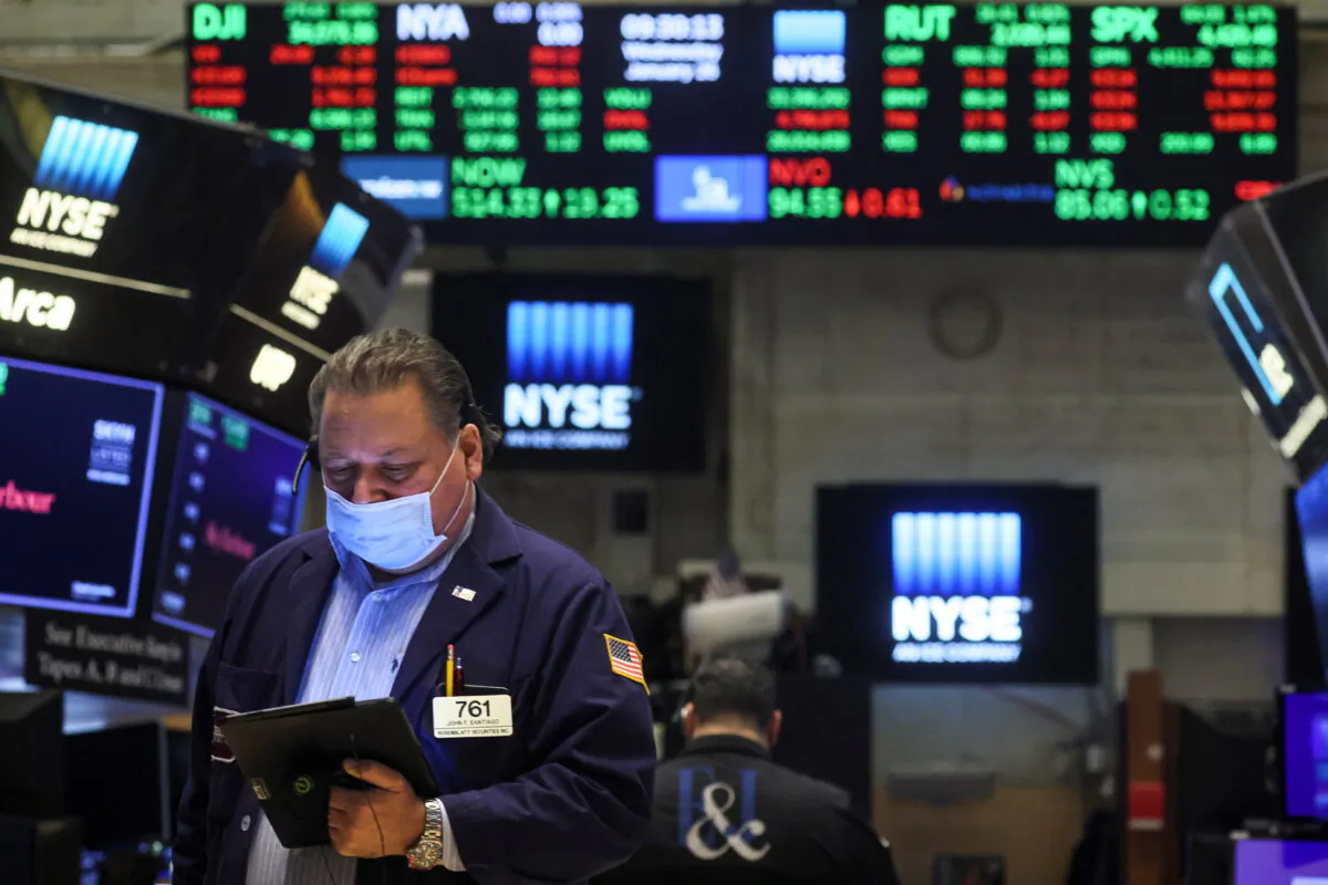 Traders work on the floor of the New York Stock Exchange (NYSE) in New York City on Jan. 26, 2022. (Brendan McDermid/Reuters)