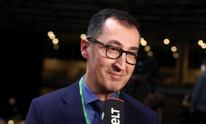 German Food and Agriculture Minister Cem Oezdemir spoke to the media at the Greens Virtual Party Convention in Berlin on January 28, 2022.  (Christian Mang / Reuters)