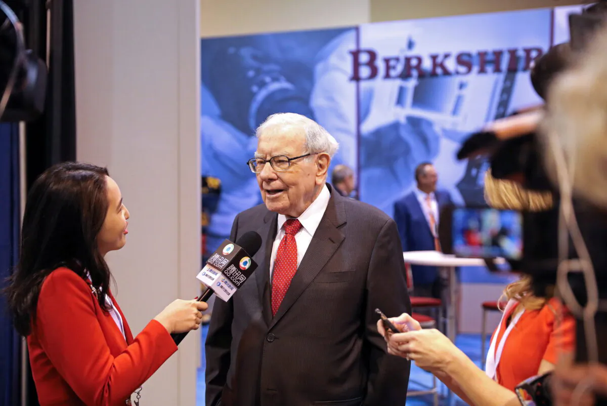 Berkshire Hathaway Chairman Warren Buffett walks through the exhibit hall as shareholders gather to hear from the billionaire investor at Berkshire Hathaway Inc.'s annual shareholder meeting in Omaha, Neb., on May 4, 2019. (Scott Morgan/Reuters)