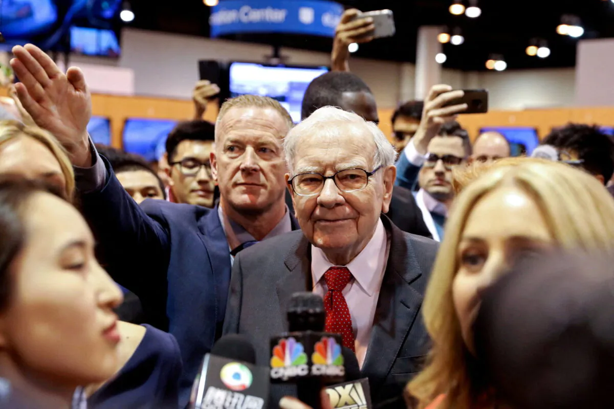 Berkshire Hathaway Chairman Warren Buffett walks through the exhibit hall as shareholders gather to hear from the billionaire investor at Berkshire Hathaway Inc.'s annual shareholder meeting in Omaha, Neb., on May 4, 2019.  (Scott Morgan/Reuters)