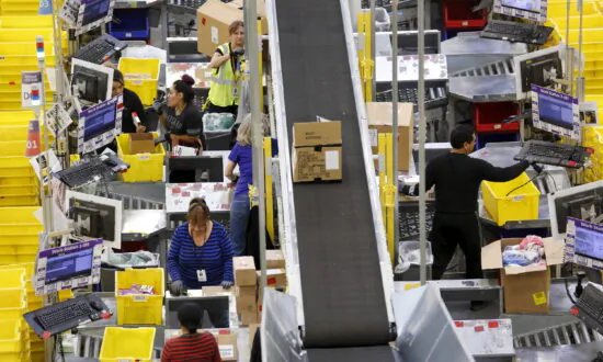 US Consumers to Spend Record $1 Trillion Online in 2022: Report