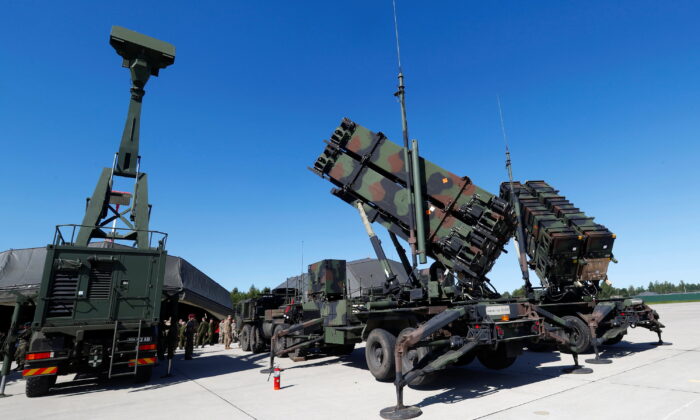 Amerykańskie systemy obrony powietrznej dalekiego zasięgu Patriot (R) i brytyjski radar Giraffe AMB są wyświetlane podczas ćwiczeń obrony powietrznej Toburq Legacy 2017 na lotnisku wojskowym w pobliżu Siauliai na Litwie 20 lipca 2017 r. (Ints Kalnins/Reuters)