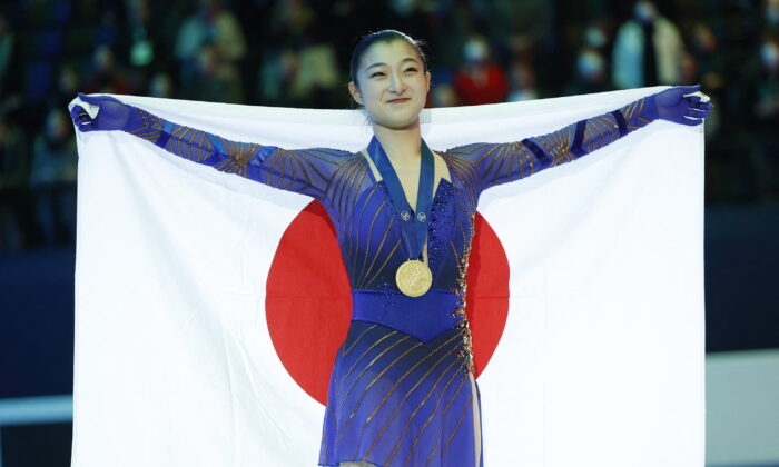Japan's Kaori Sakamoto celebrates winning the women's free skating with her gold medal at the World Figure Skating Championships in Montpellier, France, on March 25, 2022. (Juan Medina/Reuters)