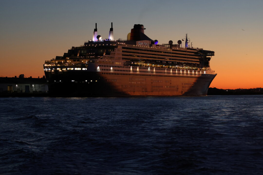 The Queen Mary 2 cruise ship by Cunard Line, owned by Carnival Corporation & plc. is seen docked at Brooklyn Cruise Terminal as the Omicron coronavirus variant continues to spread in Brooklyn, New York City, U.S., December 20, 2021. (REUTERS/Andrew Kelly)