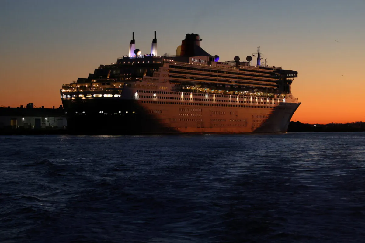 The Queen Mary 2 cruise ship by Cunard Line, owned by Carnival Corporation & plc. is seen docked at Brooklyn Cruise Terminal as the Omicron coronavirus variant continues to spread in Brooklyn, New York City on Dec. 20, 2021. (Andrew Kelly/Reuters)