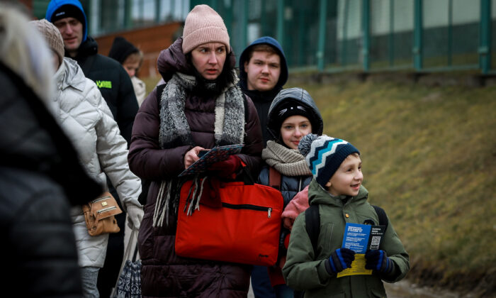 2022 年 3 月 10 日，乌克兰难民通过 Medyka 过境点进入波兰。（Charlotte Cuthbertson/时报）