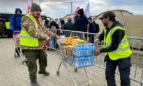 Video: Former Member of British Military Volunteering at the Ukrainian Border