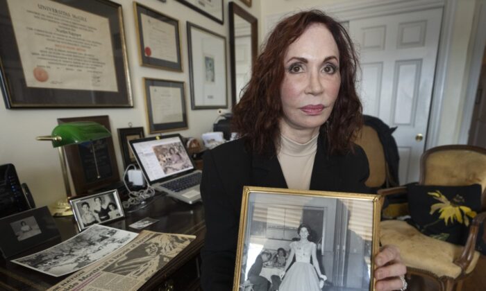 Marilyn Rappaport holds a picture of her sister in her home, March 10, 2022 in Montreal. (The Canadian Press/Ryan Remiorz)
