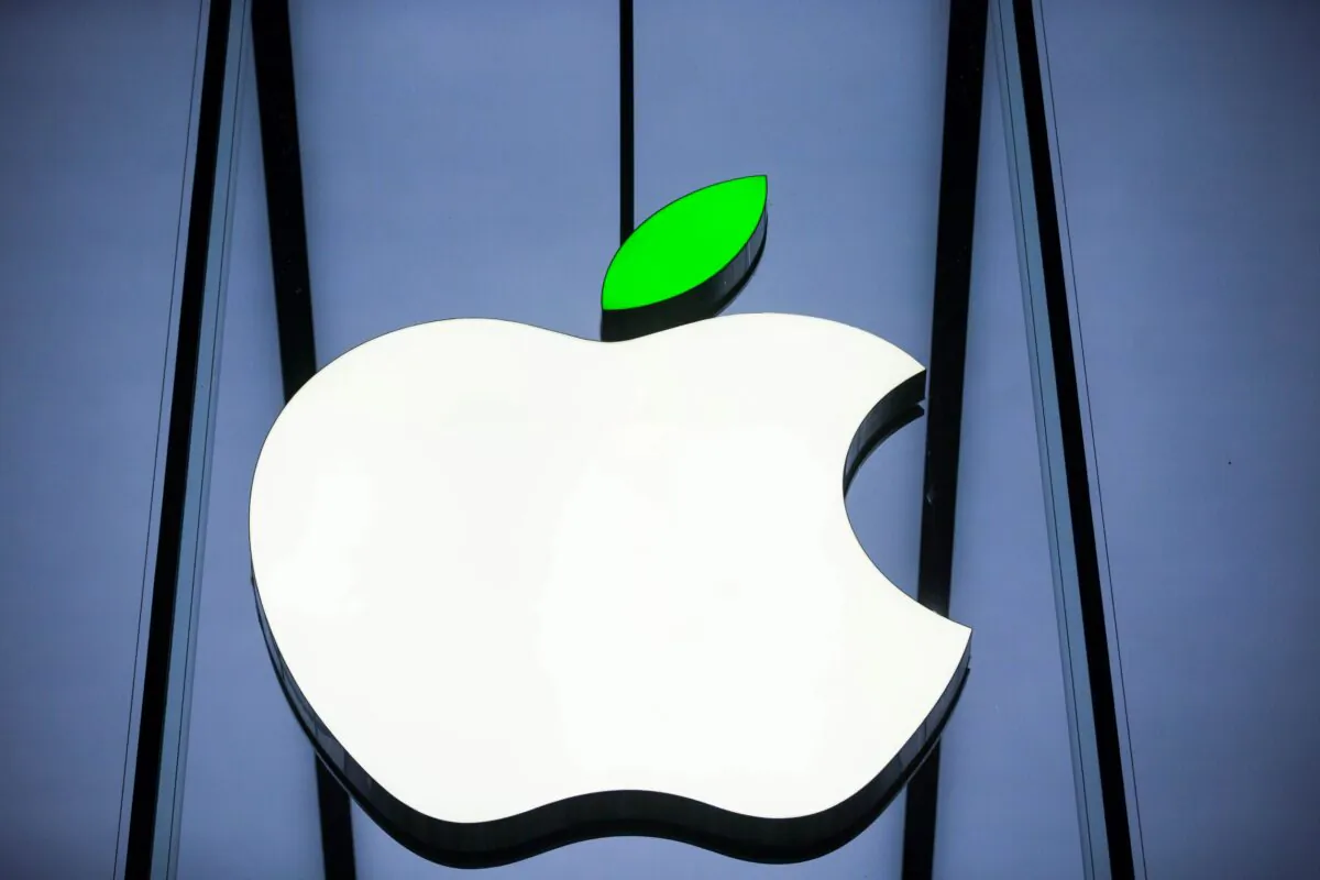 The "leaf" on the logo of Apple store turns green to welcome the World Earth Day on April 20, 2016 in Hangzhou, Zhejiang Province of China. (VCG via Getty Images)