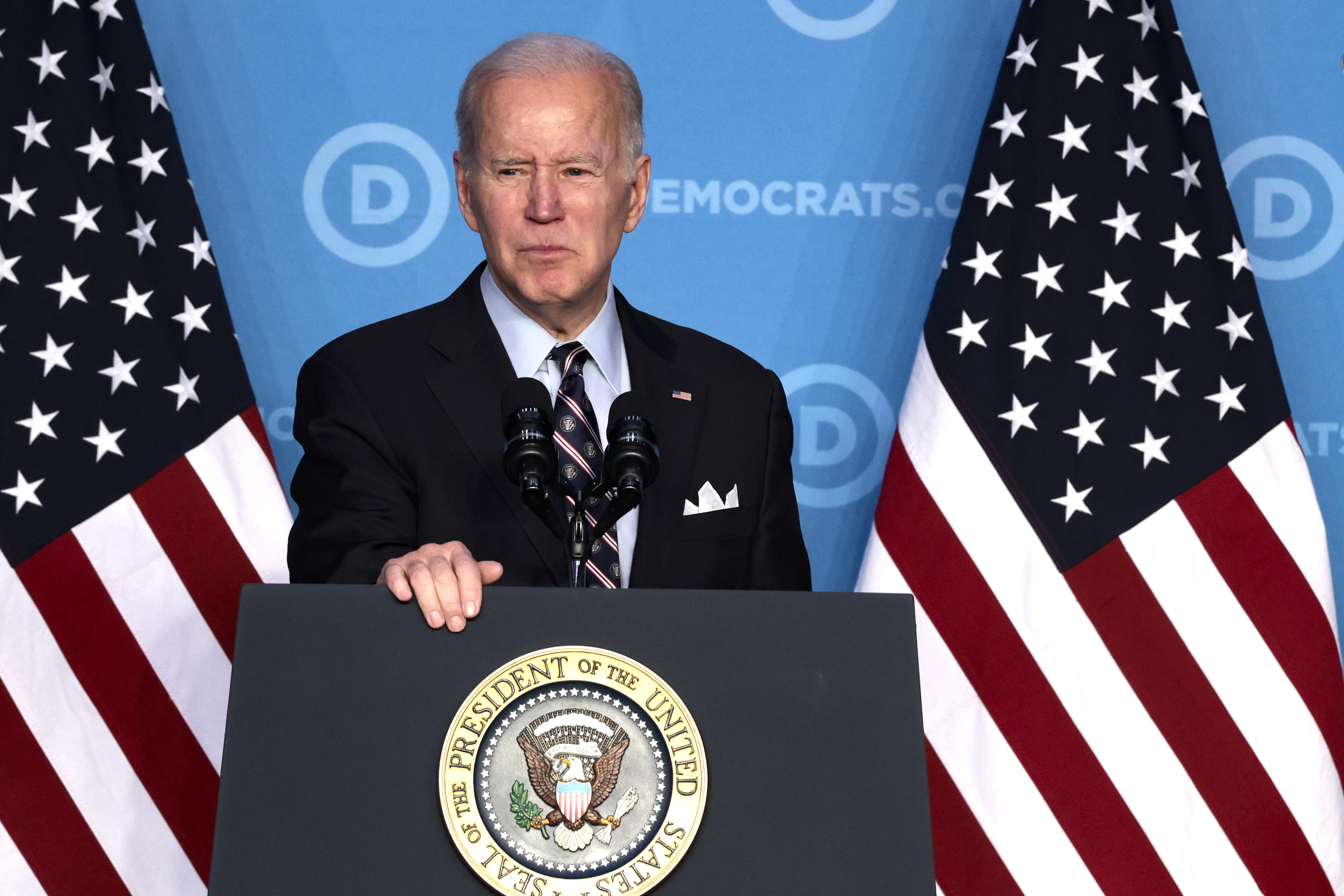 President Biden Heckled at DNC Rally; California Phasing Out Sales of Gas-powered Vehicles by 2035 - Vimarsana News