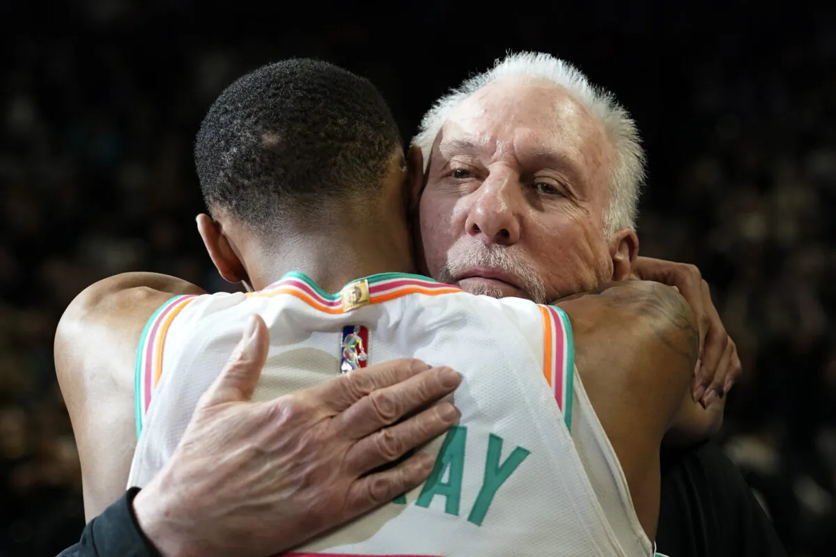 San Antonio Spurs coach Gregg Popovich (R) is hugged by guard Dejounte Murray the team's NBA basketball game against the Utah Jazz in San Antonio, on March 11, 2022. (Eric Gay/AP Photo)