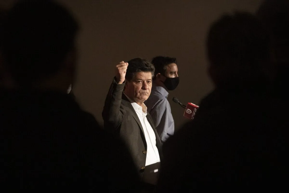 Unifor President Jerry Dias gestures to members of the bargaining committee after announcing a three-year labour agreement with the Ford Motor Company, at a news conference in Toronto, Sept. 22, 2020. (The Canadian Press/Chris Young)