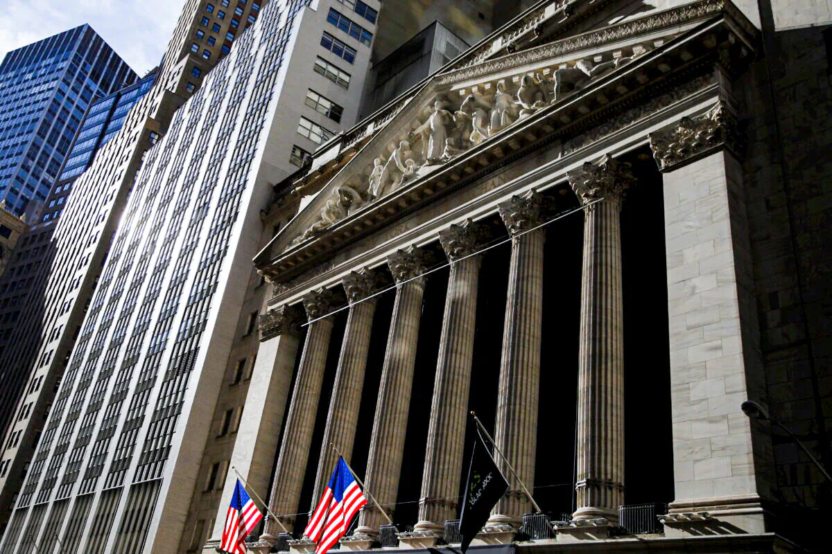 The New York Stock Exchange building is seen from Broad Street in Lower Manhattan, New York on Jan. 20, 2016. (Mike Segar/Reuters)