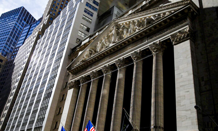 The New York Stock Exchange building is seen from Broad Street in Lower Manhattan, New York on Jan. 20, 2016. (Mike Segar/Reuters)